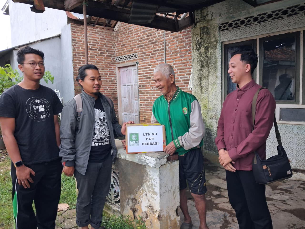 LTNNU Pati Salurkan Paket Sembako untuk Warga Kurang Mampu