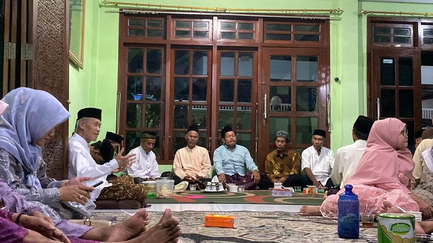 Sowan Lebaran Majelis Ta’lim Mushola Nurul Iman Pererat Ukhuwah di Ndalem Bugangin Kendal